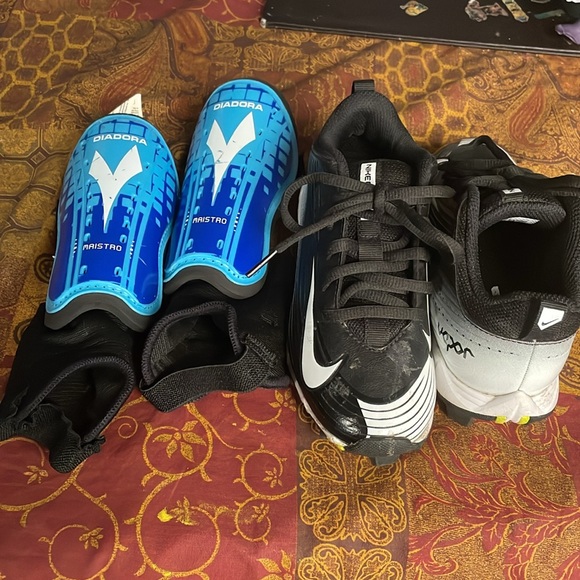 Nike Vapor Baseball Soccer football shoes / cleats and shin guards size 13c kids - Picture 10 of 11